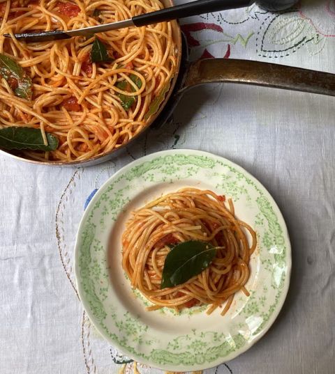 lagerblad och tomatsås på spaghetti