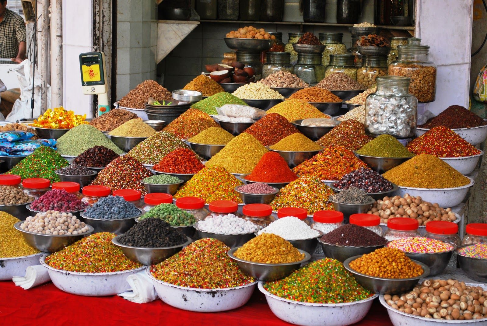 Kontrollerat kaos på kryddmarknaden i Indien