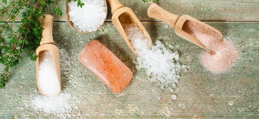 Salt av olika sorter på ett bord