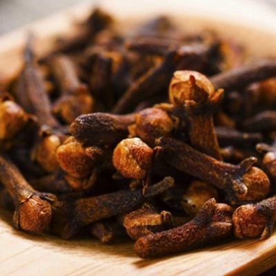 Kryddnejlika på fat