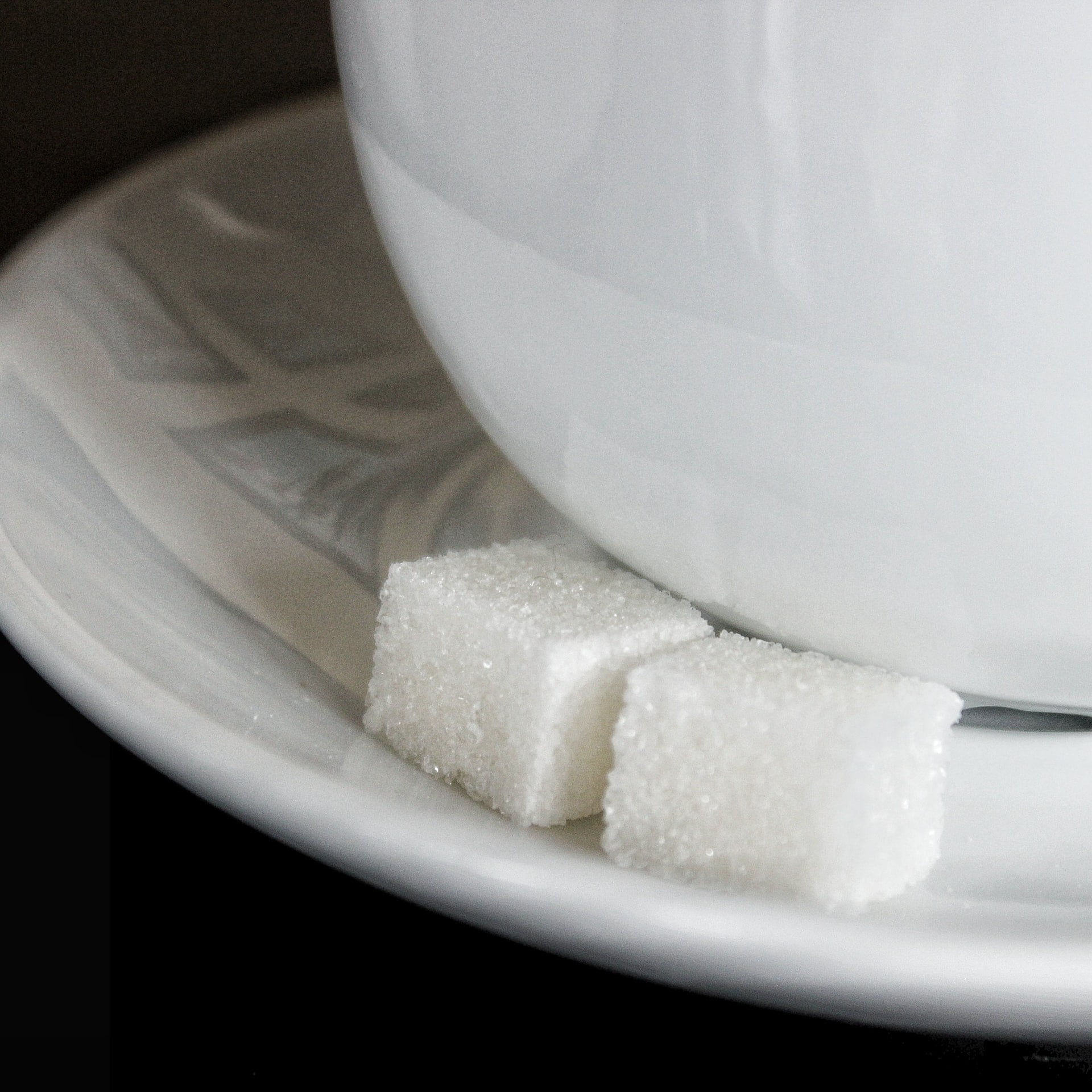 Socker i form av bitar på ett kaffefat