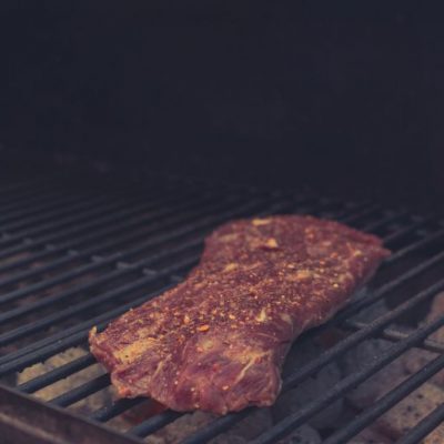 Grillkrydda på köttbit i grilllen