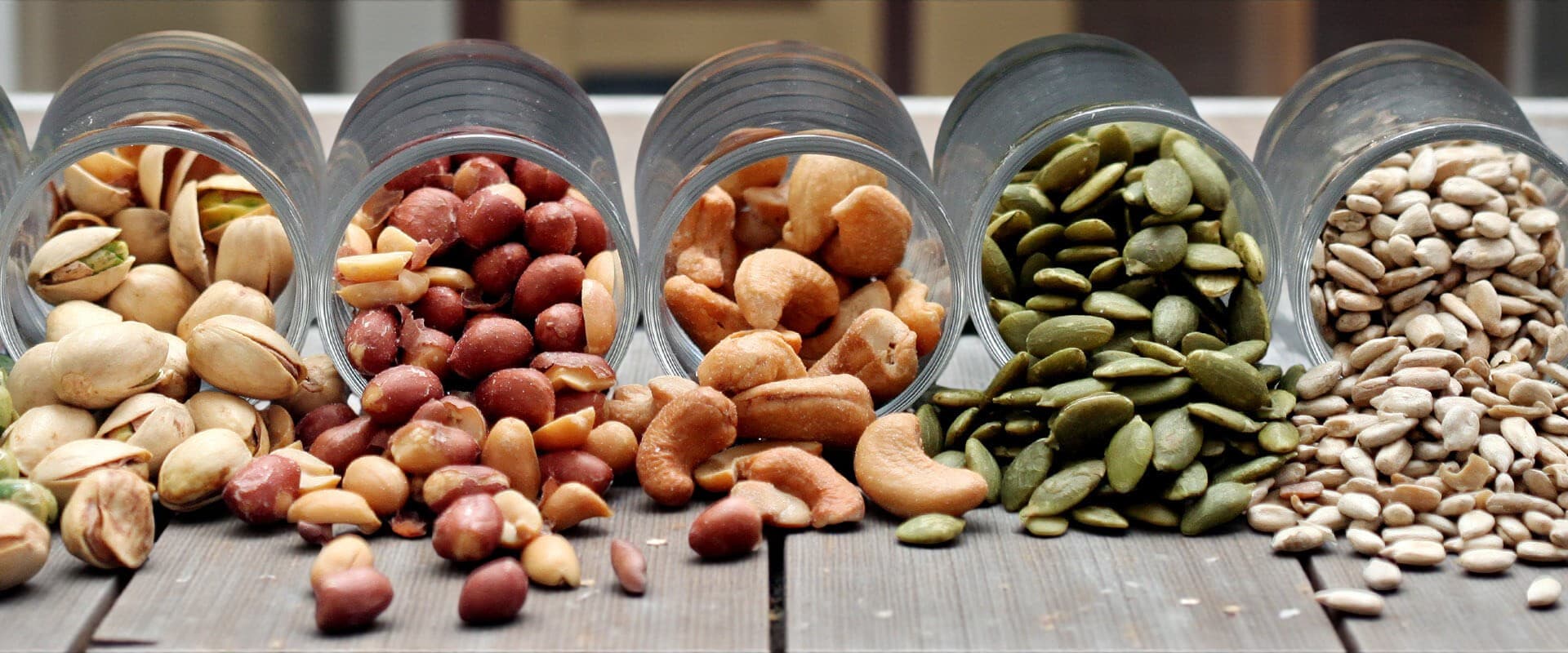 Nötter & frön i härlig mix på rustikt bord