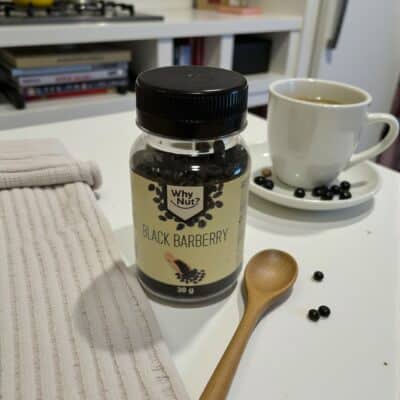 Svart Berberis på vitt bord